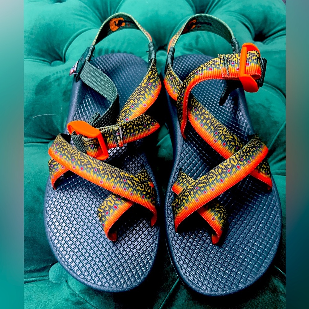Thomas Rhett X Chaco Rainbow Trout
Guitar Green Sandal Women’s size 8